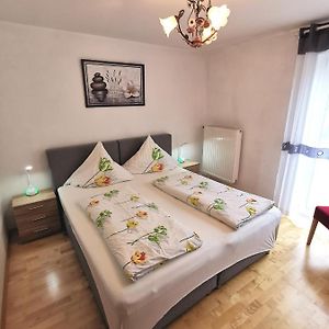 Zimmer mit Kingsize-Bett